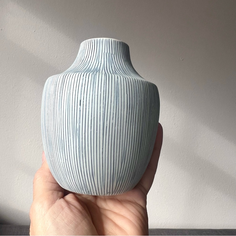 Inca mini bud vase Elegant Blue and White Striped porcelain made in Thailand - Picture 4 of 11